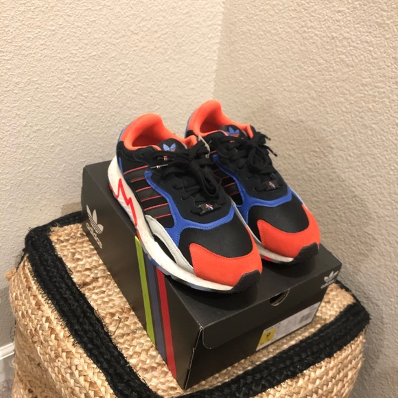 adidas tresc run core black solar red